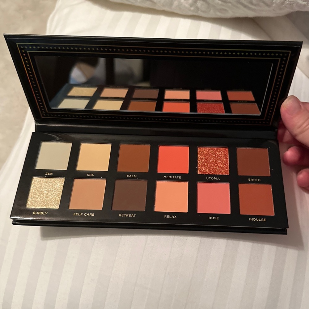 Ace Beaute Serenity eyeshadow Pallette